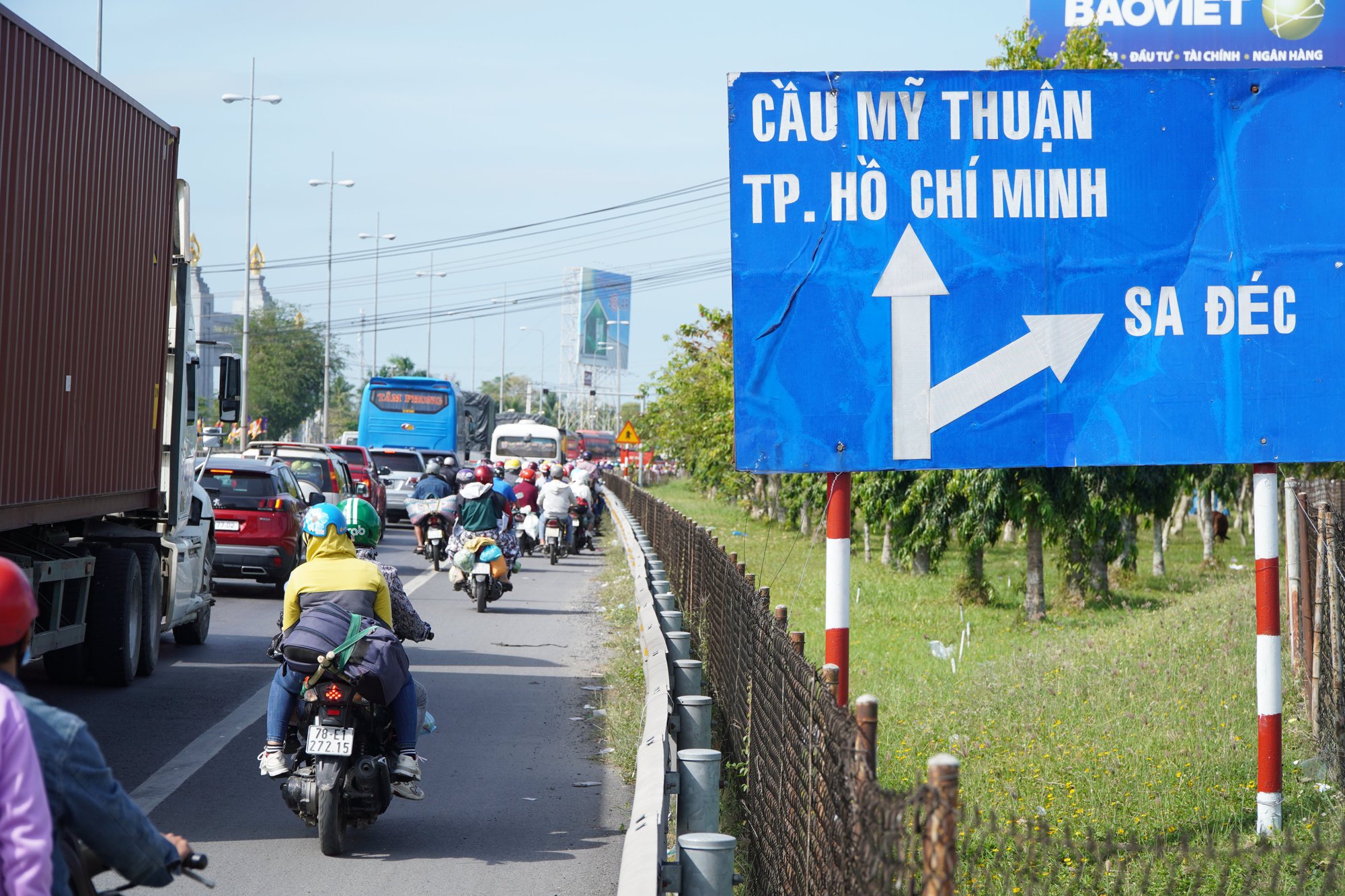 H&agrave;ng ngh&igrave;n người từ miền T&acirc;y đổ về TP HCM, kẹt cứng tại cầu Mỹ Thuận - Ảnh 4.