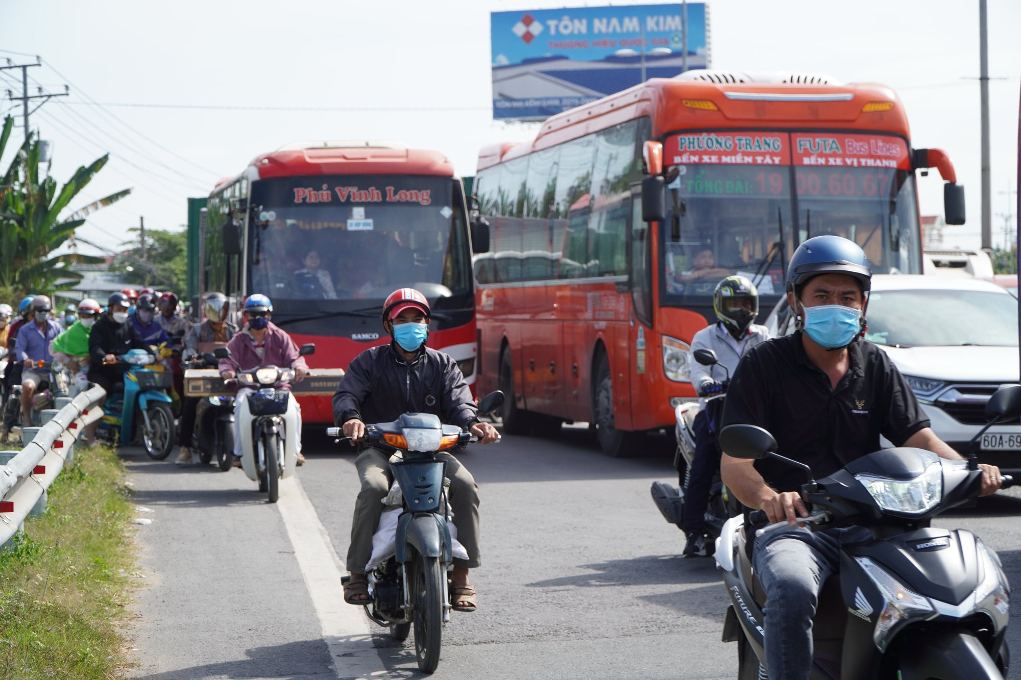 H&agrave;ng ngh&igrave;n người từ miền T&acirc;y đổ về TP HCM, kẹt cứng tại cầu Mỹ Thuận - Ảnh 6.