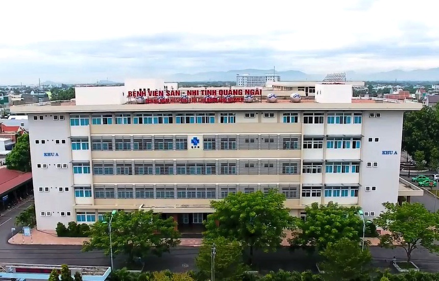 Ch&aacute;u b&eacute; nghi h&oacute;c hạt b&iacute; tử vong: C&ocirc;ng an Quảng Ng&atilde;i thu thập hồ sơ bệnh &aacute;n để điều tra - Ảnh 2.