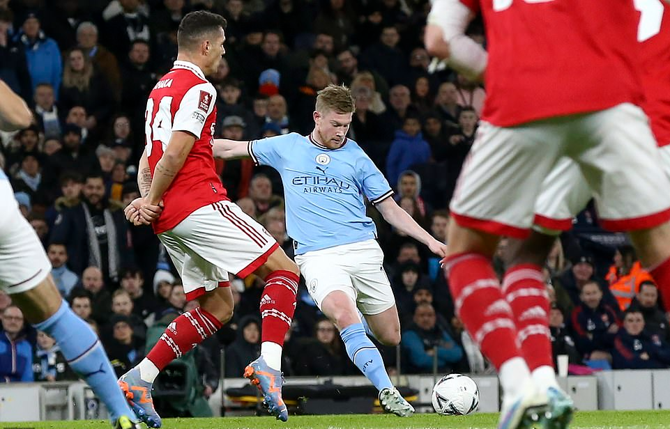 Hậu vệ lập c&ocirc;ng, Man City loại Arsenal ở v&ograve;ng 4 FA Cup - Ảnh 4.