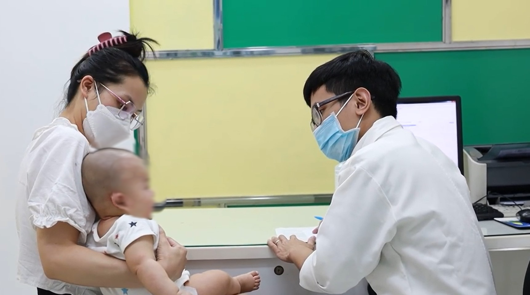 H&agrave;ng ng&agrave;n người đến bệnh viện điều trị da sau kỳ nghỉ Tết - Ảnh 2.
