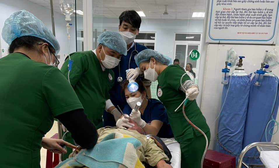 Ăn đoạn lòng lợn dài 25 cm, người đàn ông suýt chết