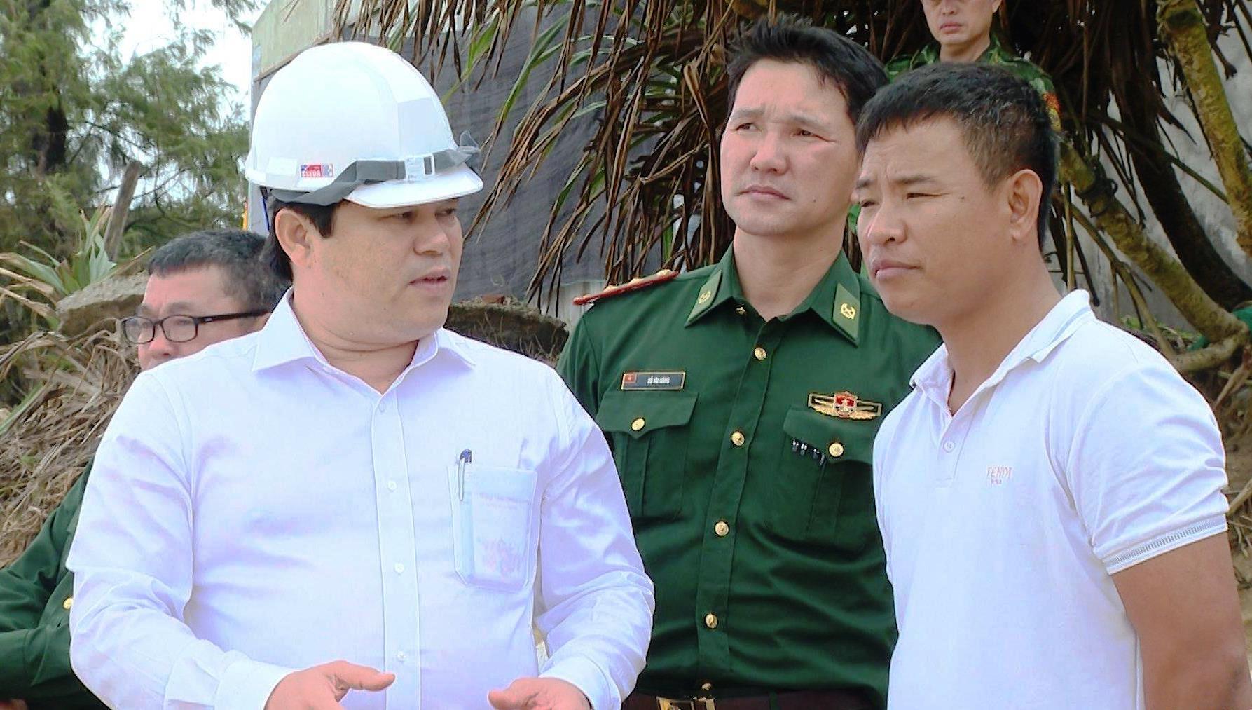 Khẩn cấp ứng ph&oacute; nguy cơ tr&agrave;n 8.000 l&iacute;t dầu từ t&agrave;u gặp nạn ở Quảng Ng&atilde;i - Ảnh 2.