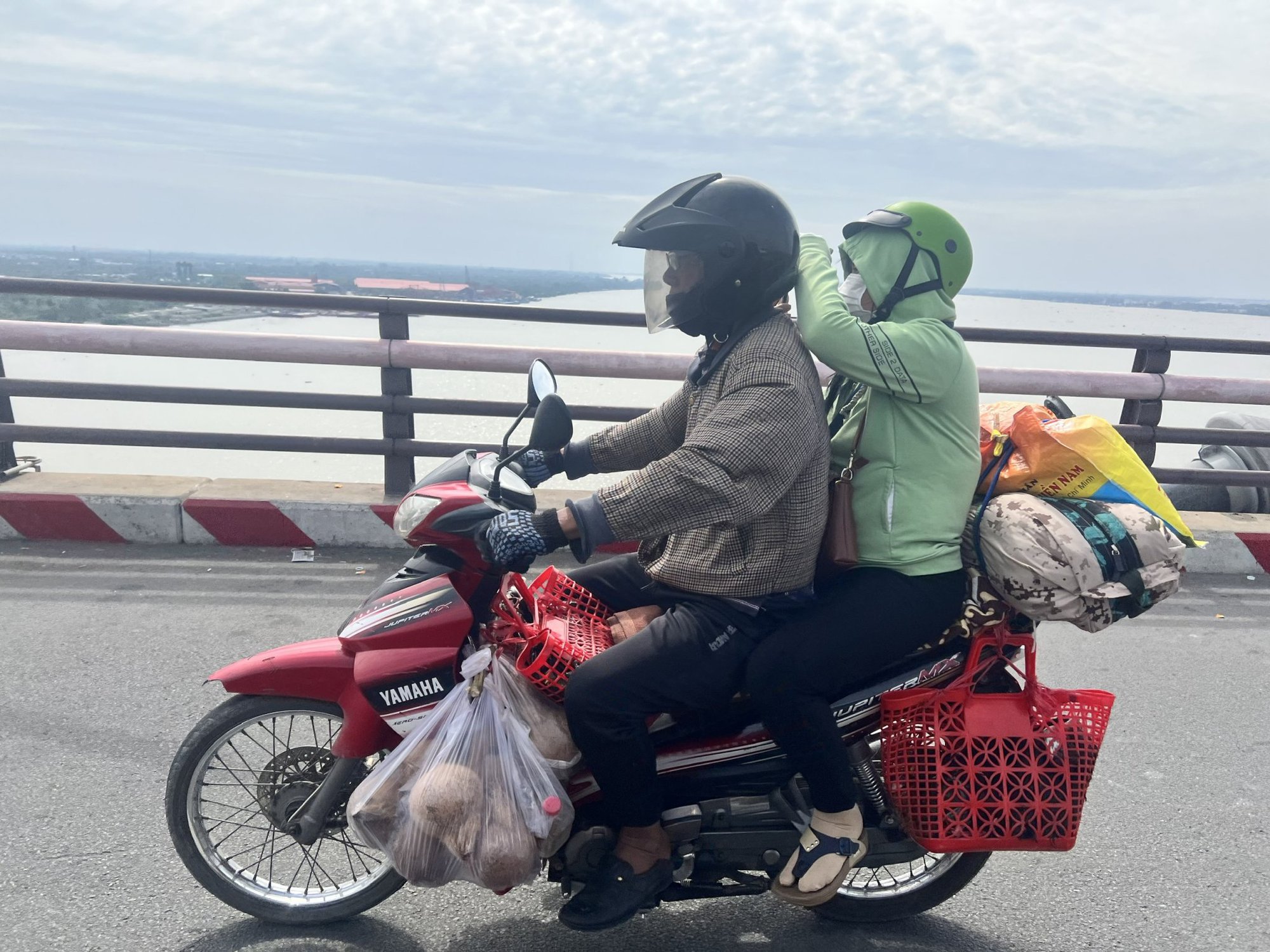 H&agrave;ng ngh&igrave;n người từ miền T&acirc;y đổ về TP HCM, kẹt cứng tại cầu Mỹ Thuận - Ảnh 9.