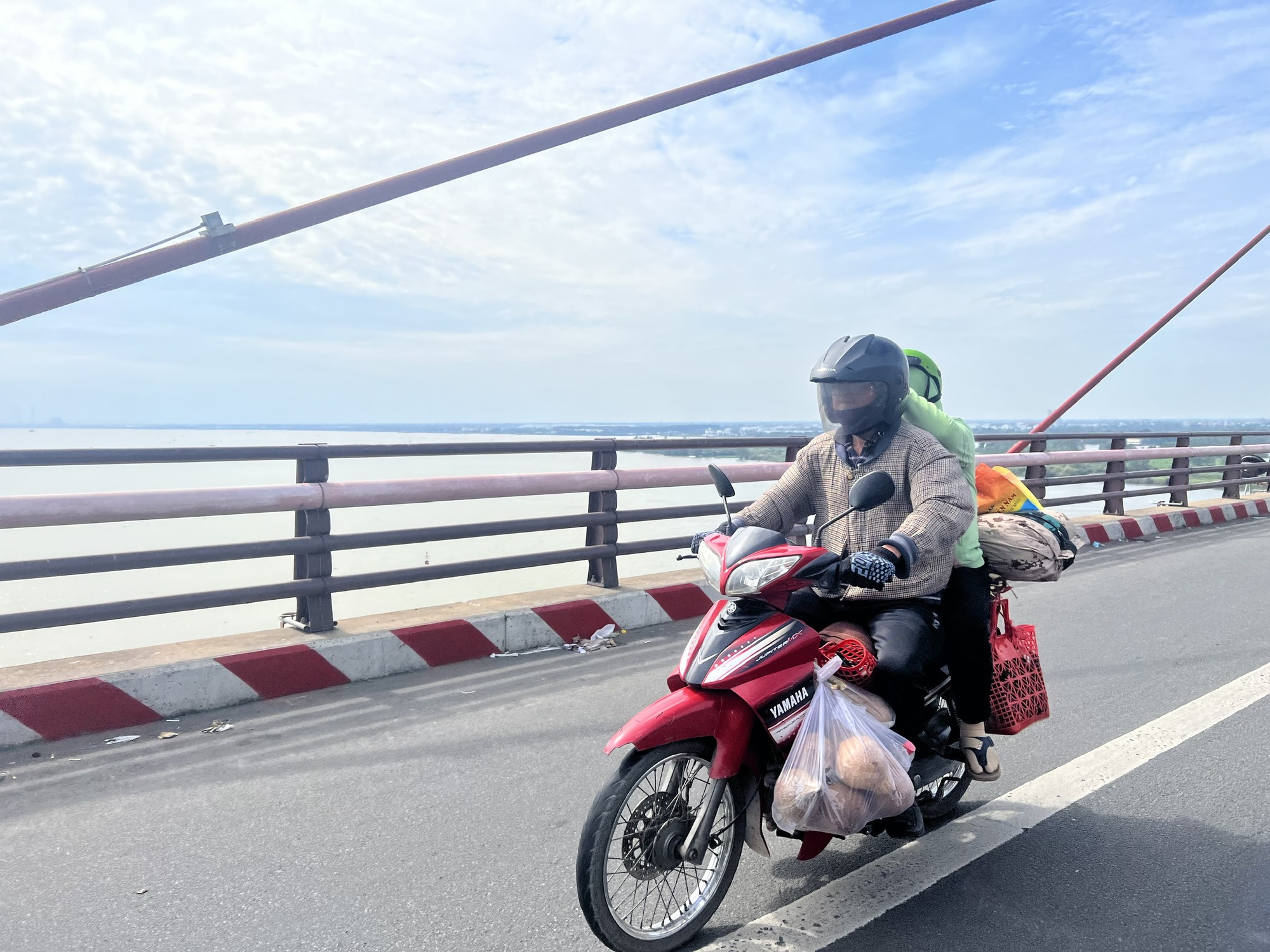 H&agrave;ng ngh&igrave;n người từ miền T&acirc;y đổ về TP HCM, kẹt cứng tại cầu Mỹ Thuận - Ảnh 11.