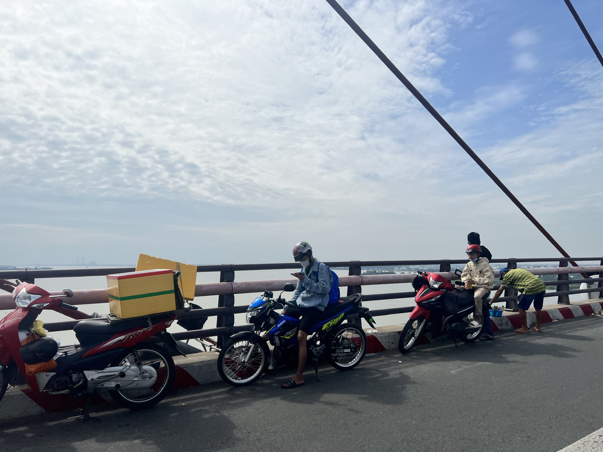 H&agrave;ng ngh&igrave;n người từ miền T&acirc;y đổ về TP HCM, kẹt cứng tại cầu Mỹ Thuận - Ảnh 10.