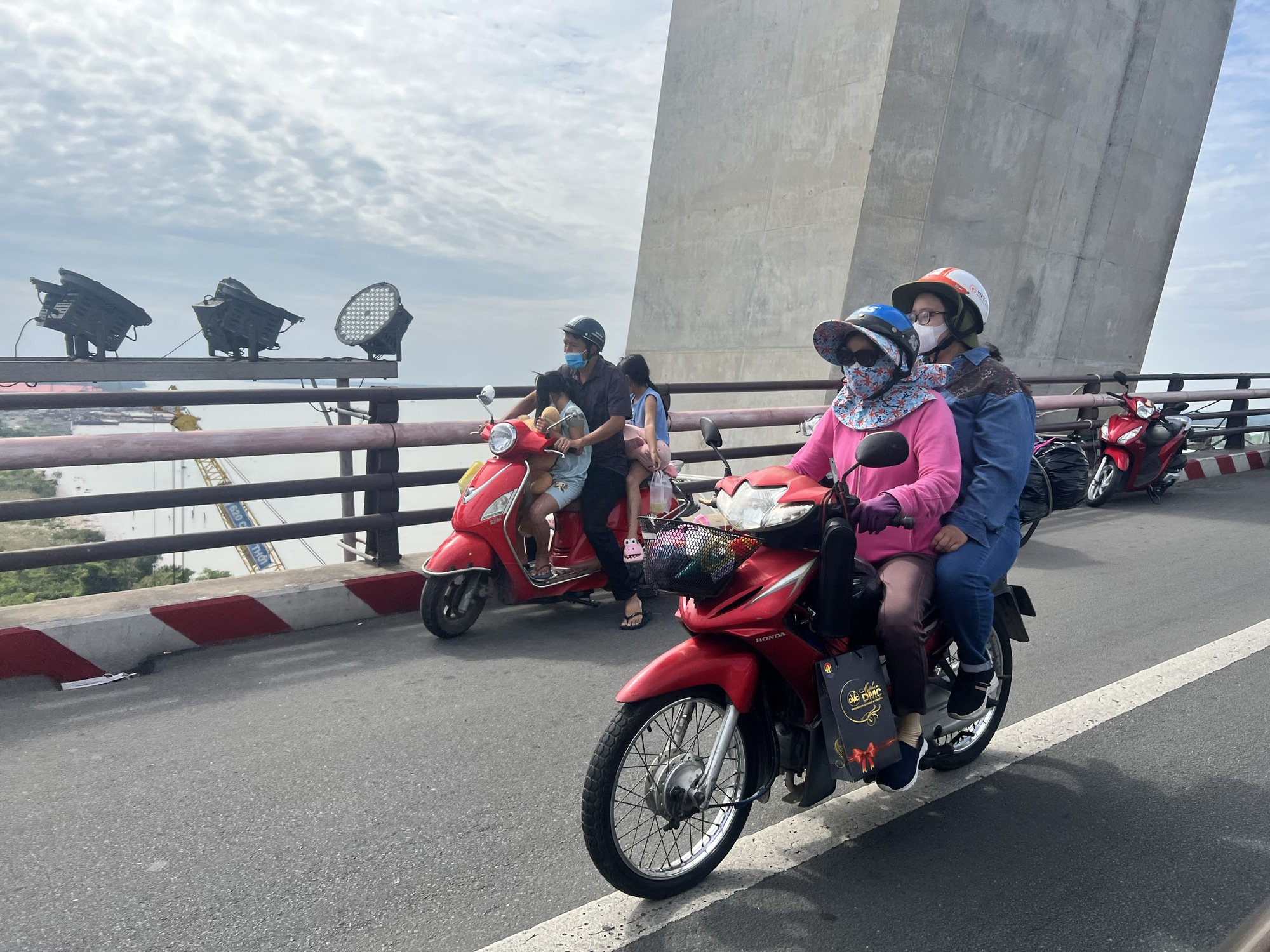 H&agrave;ng ngh&igrave;n người từ miền T&acirc;y đổ về TP HCM, kẹt cứng tại cầu Mỹ Thuận - Ảnh 12.