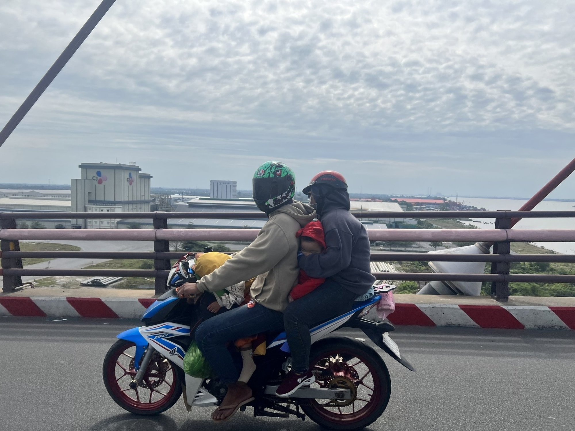 H&agrave;ng ngh&igrave;n người từ miền T&acirc;y đổ về TP HCM, kẹt cứng tại cầu Mỹ Thuận - Ảnh 8.
