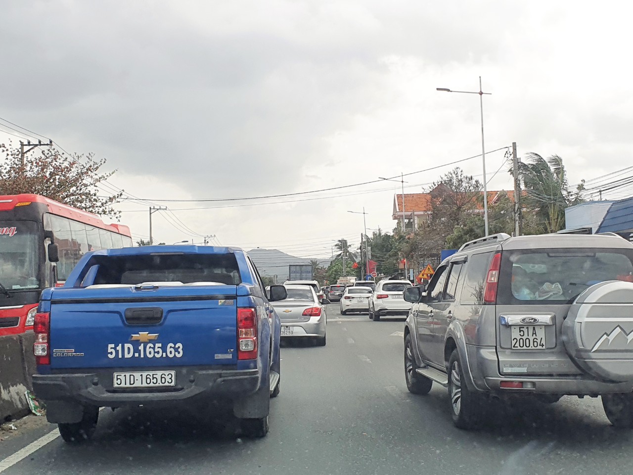 Trở lại TP HCM, nhiều tài xế ngán ngẩm cảnh kẹt xe kéo dài trên Quốc lộ 1A