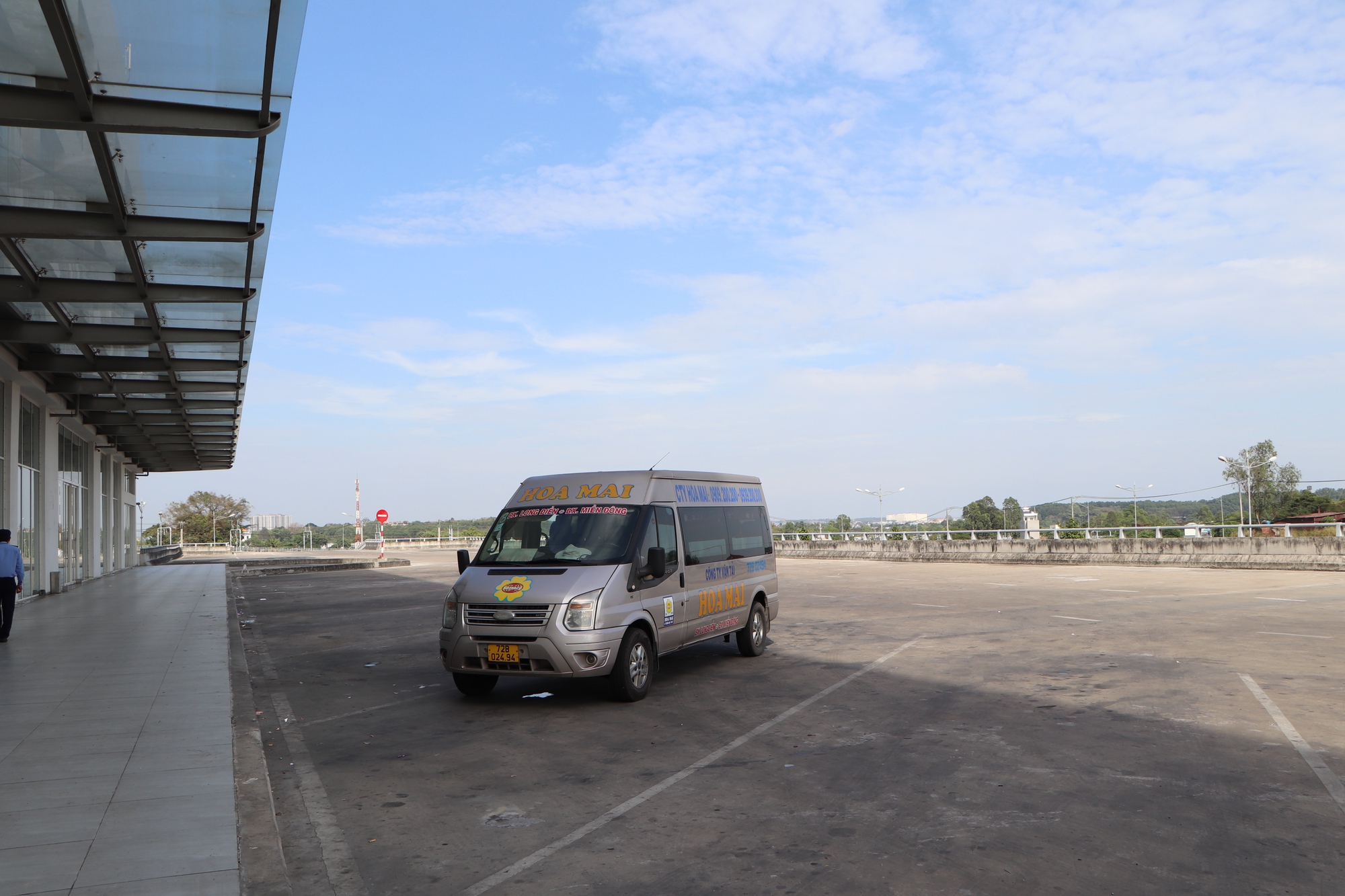 Bất ngờ hình ảnh 2 bến xe ở TP HCM - Ảnh 4.