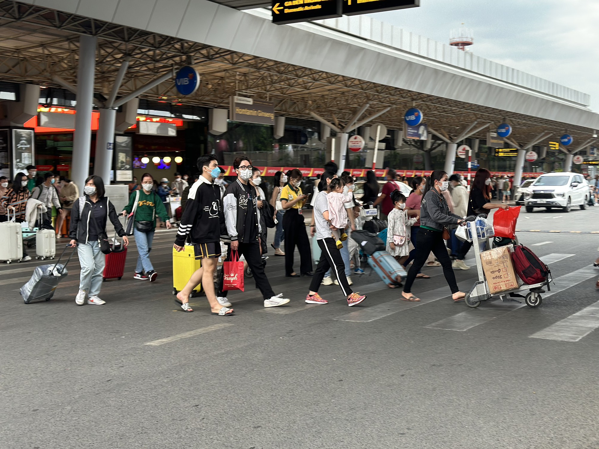 Sân bay đông đúc, bến xe nhàn tản