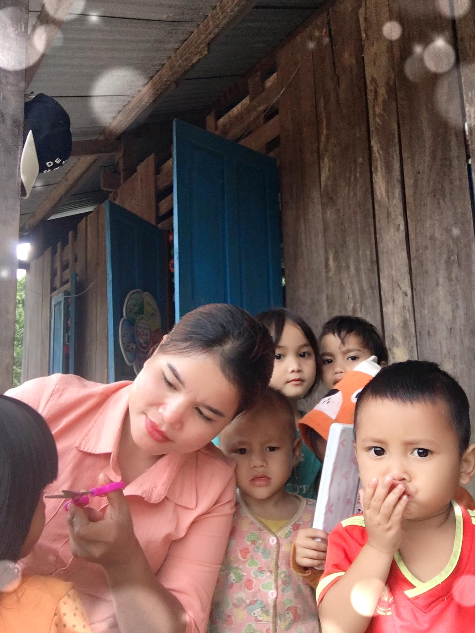 Tết k&eacute;m vui của c&ocirc; gi&aacute;o &ocirc;m kh&uacute;c gỗ b&ograve; qua suối từng g&acirc;y b&atilde;o mạng - Ảnh 3.