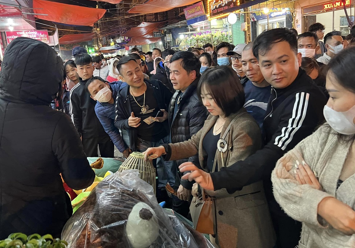 Biển người xuy&ecirc;n đ&ecirc;m đi chợ Viềng mua may b&aacute;n rủi - Ảnh 9.