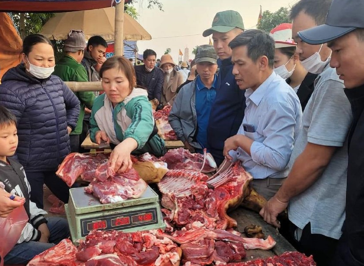 Biển người xuy&ecirc;n đ&ecirc;m đi chợ Viềng mua may b&aacute;n rủi - Ảnh 10.