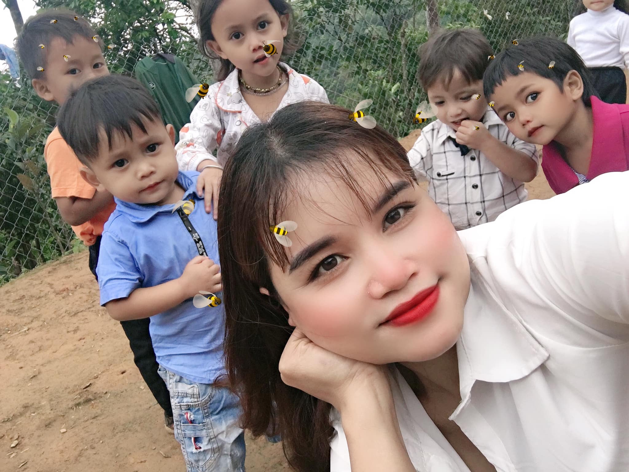 Tết k&eacute;m vui của c&ocirc; gi&aacute;o &ocirc;m kh&uacute;c gỗ b&ograve; qua suối từng g&acirc;y b&atilde;o mạng - Ảnh 5.