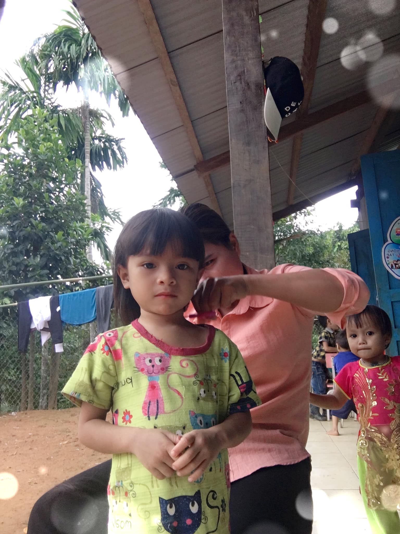 Tết k&eacute;m vui của c&ocirc; gi&aacute;o &ocirc;m kh&uacute;c gỗ b&ograve; qua suối từng g&acirc;y b&atilde;o mạng - Ảnh 4.