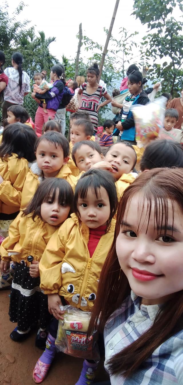 Tết k&eacute;m vui của c&ocirc; gi&aacute;o &ocirc;m kh&uacute;c gỗ b&ograve; qua suối từng g&acirc;y b&atilde;o mạng - Ảnh 6.