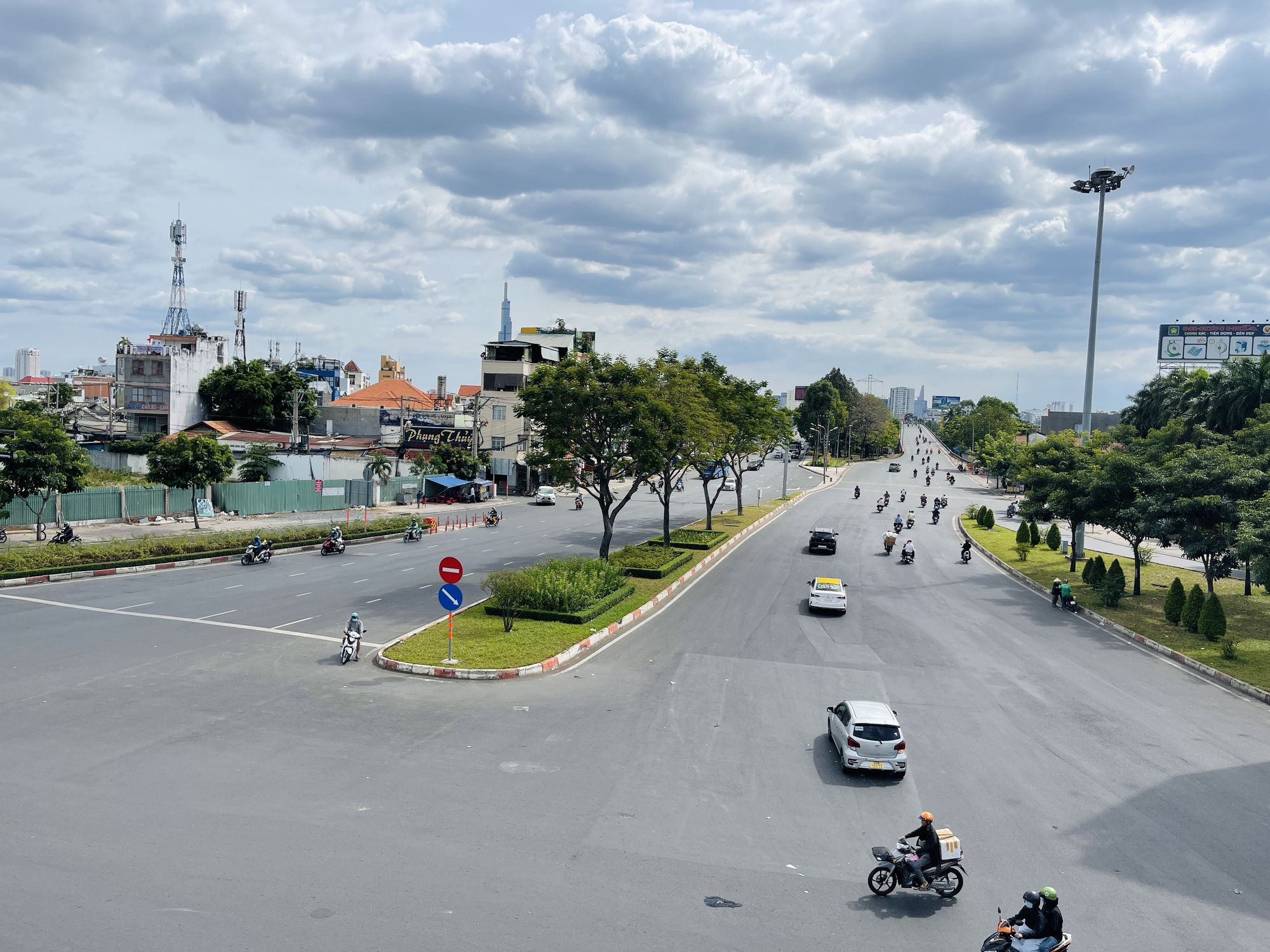 Cận cảnh sân bay, cửa ngõ Đông TP HCM mùng 8 Tết