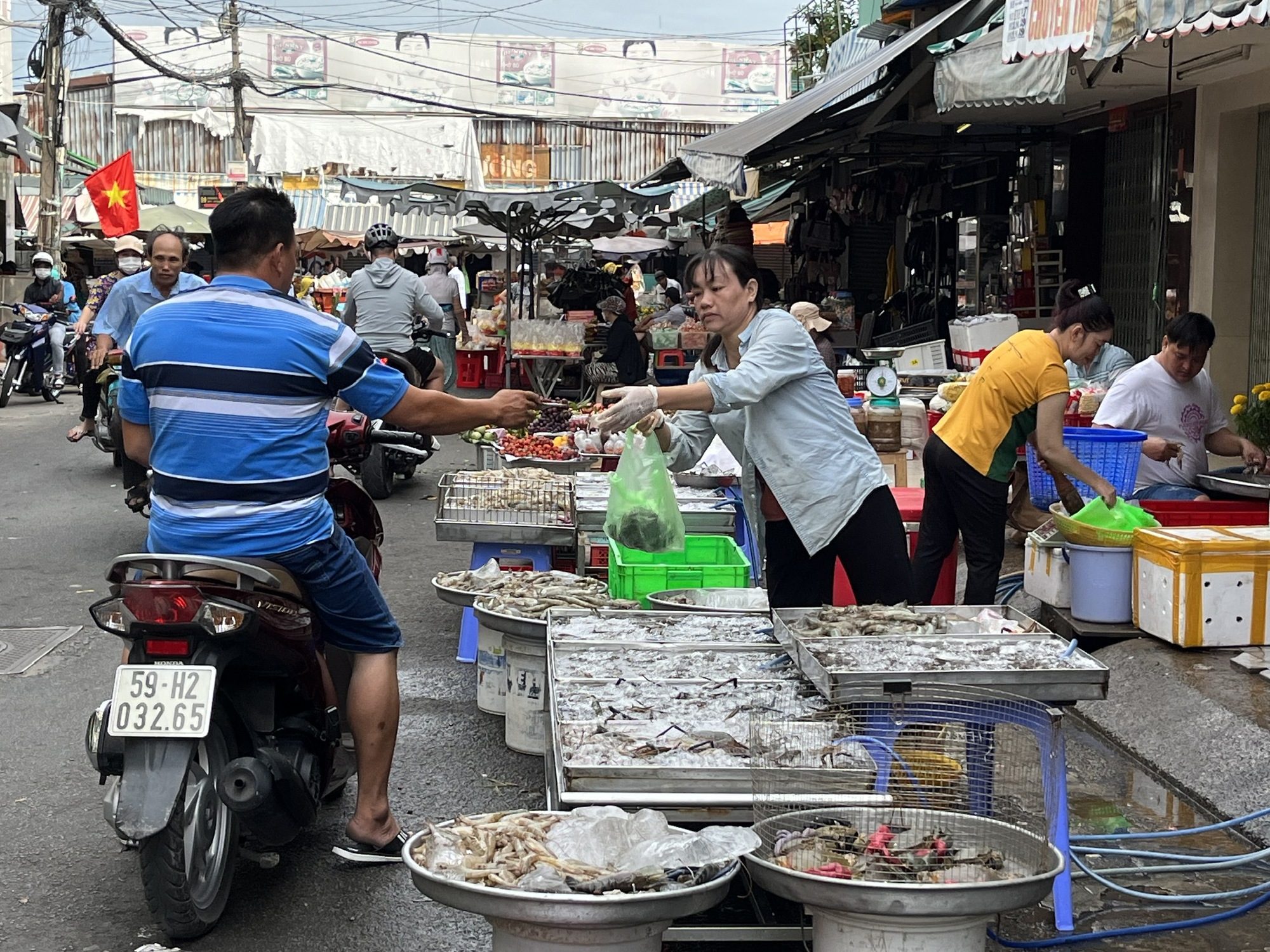 Sắp hết ngày "mùng", giá một số mặt hàng vẫn còn cao