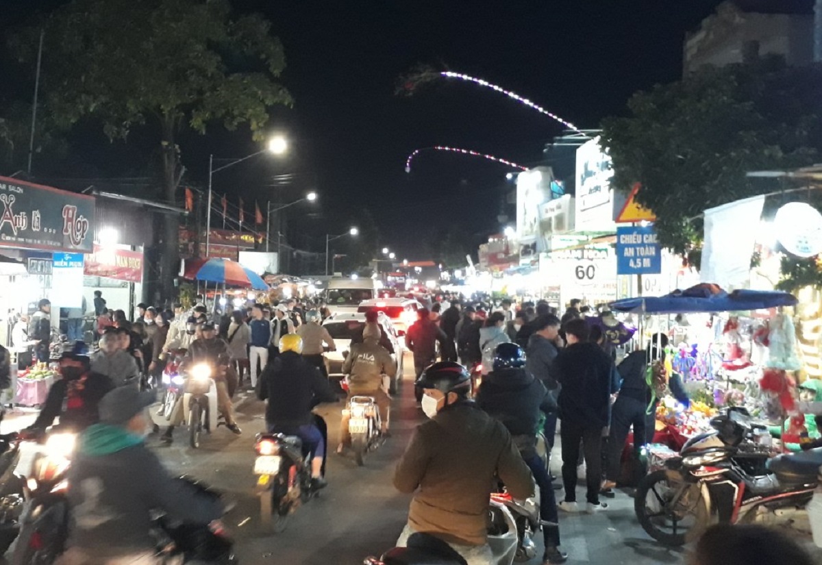 Biển người xuy&ecirc;n đ&ecirc;m đi chợ Viềng mua may b&aacute;n rủi - Ảnh 13.