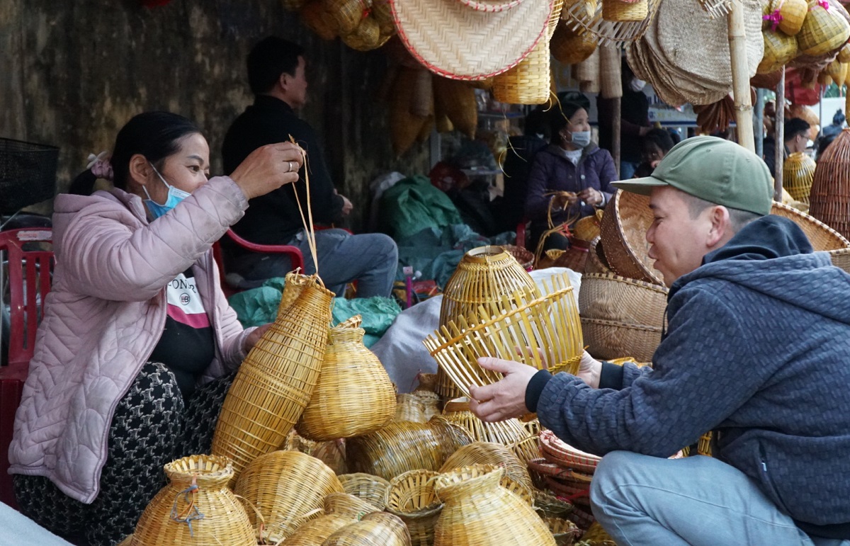 Biển người xuy&ecirc;n đ&ecirc;m đi chợ Viềng mua may b&aacute;n rủi - Ảnh 8.
