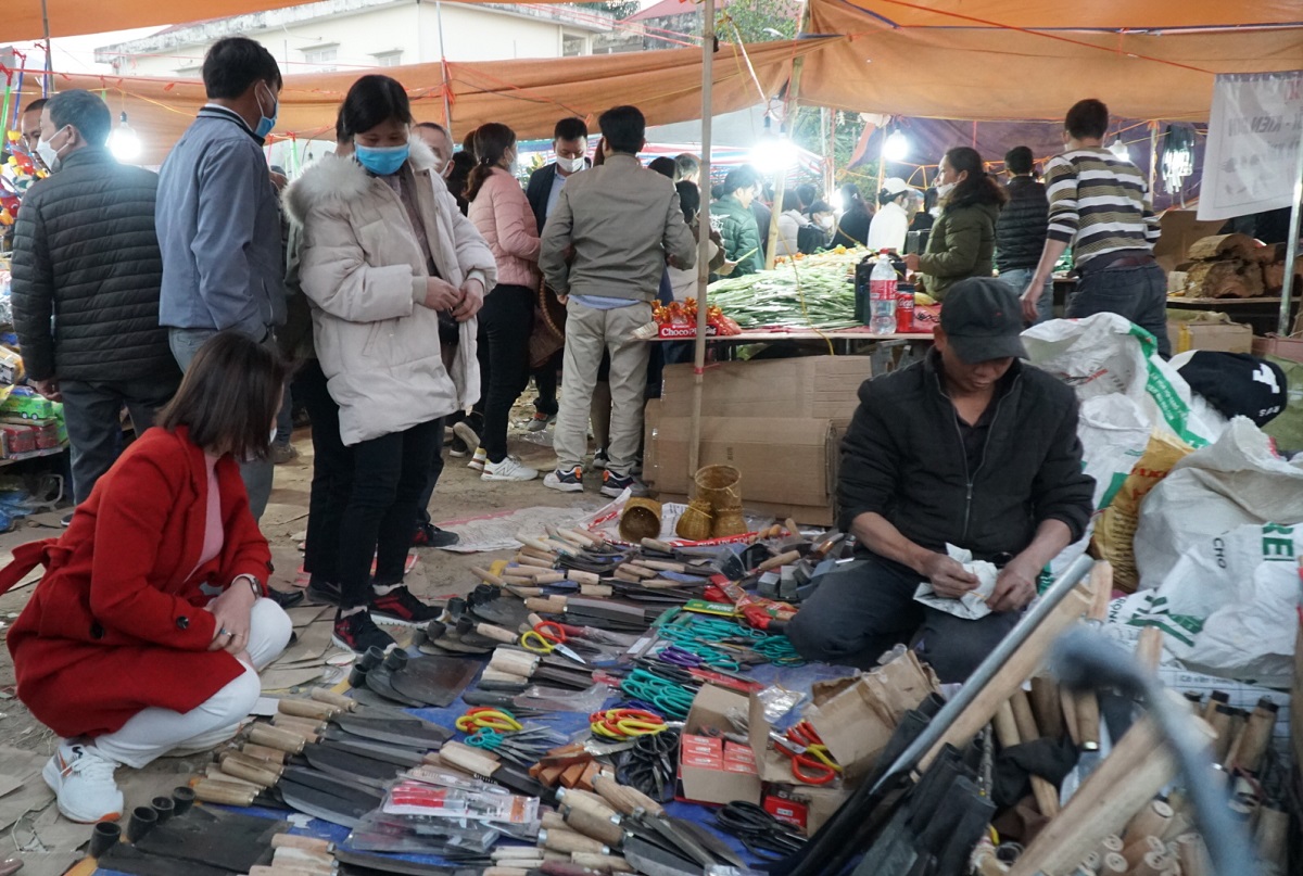 Biển người xuy&ecirc;n đ&ecirc;m đi chợ Viềng mua may b&aacute;n rủi - Ảnh 7.