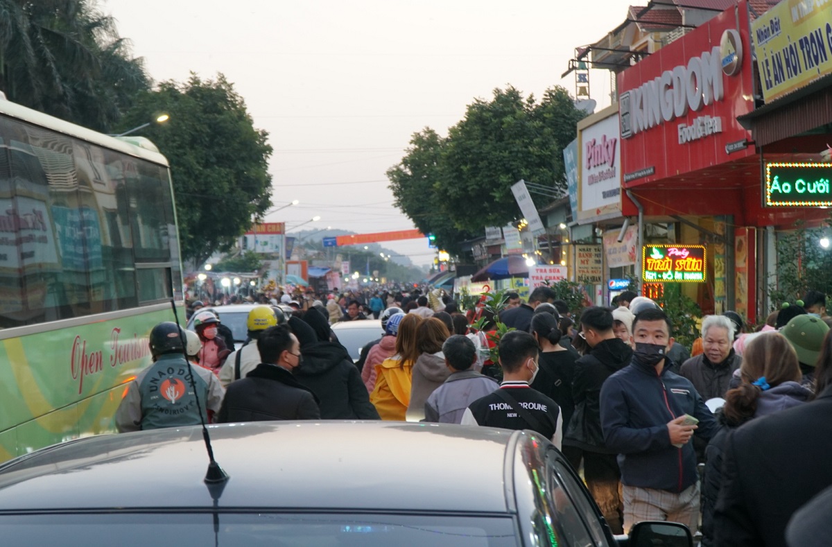 Biển người xuy&ecirc;n đ&ecirc;m đi chợ Viềng mua may b&aacute;n rủi - Ảnh 2.