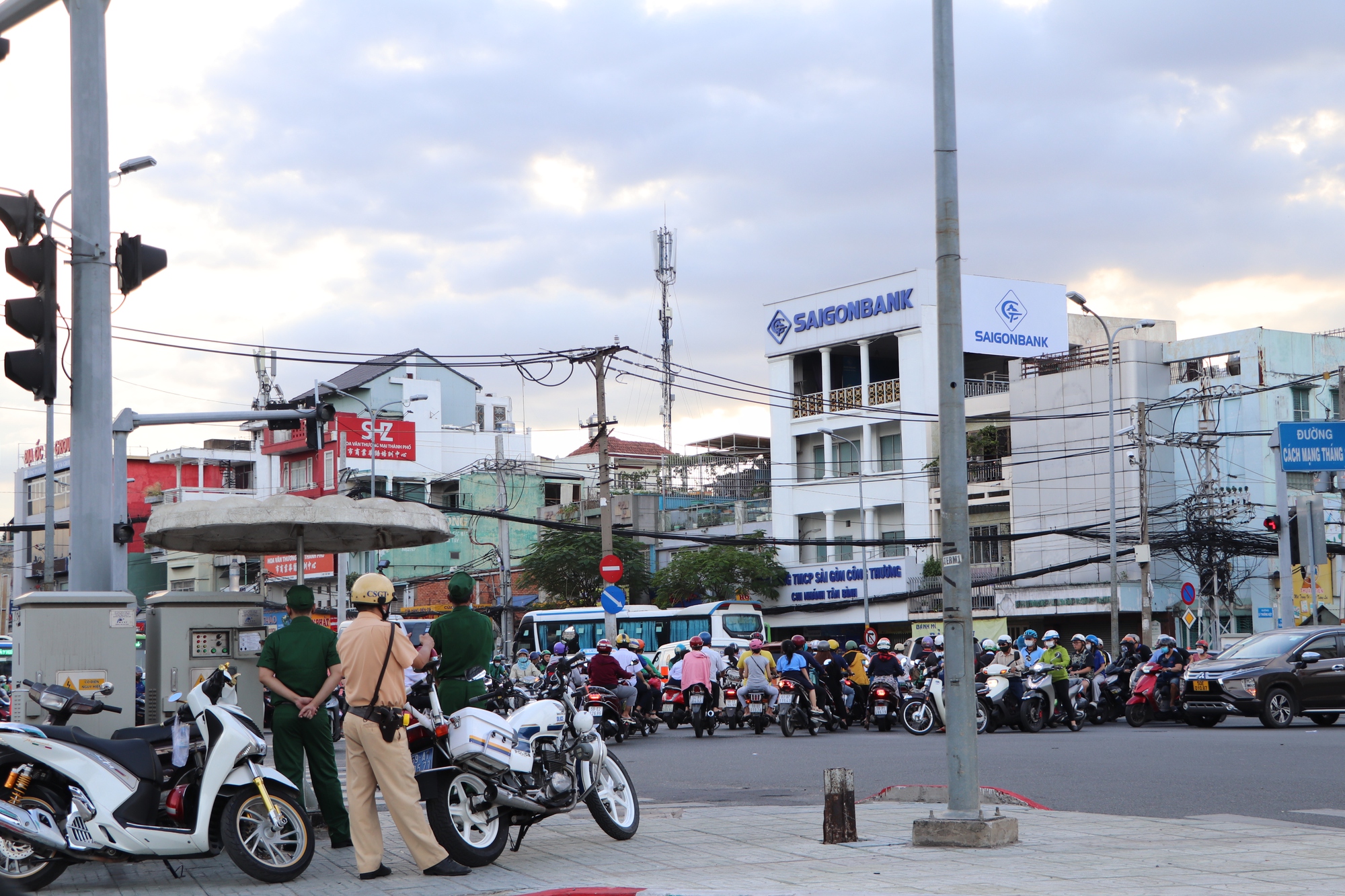 Cận cảnh xếp h&agrave;ng v&agrave;o &ocirc; trống tr&ecirc;n nhiều tuyến đường ở TP HCM - Ảnh 5.