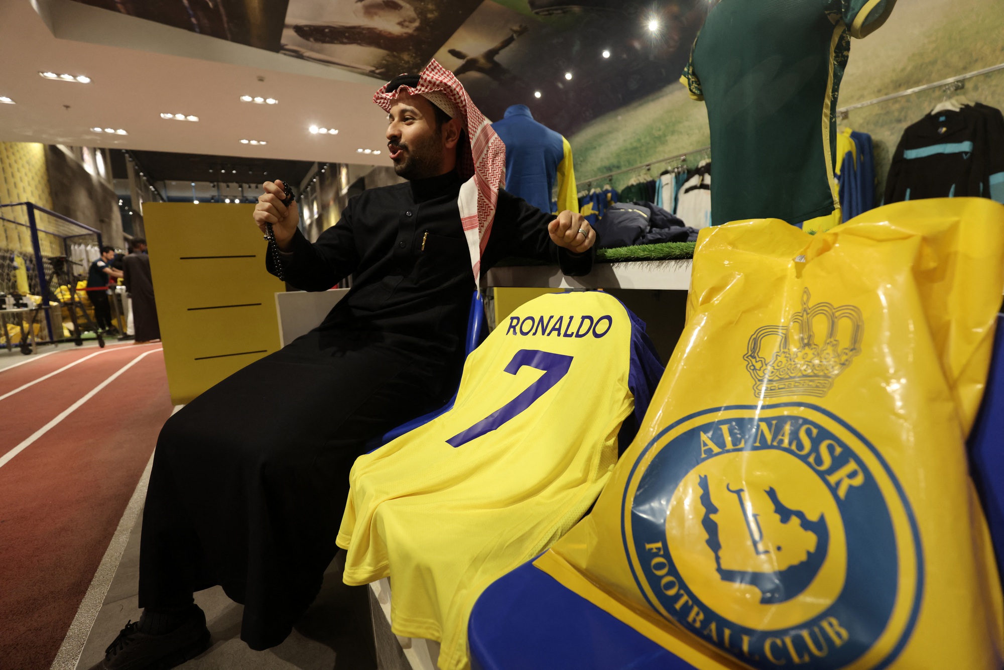 Ronaldo được ch&agrave;o đ&oacute;n nồng nhiệt tại Ả Rập Saudi - Ảnh 6.
