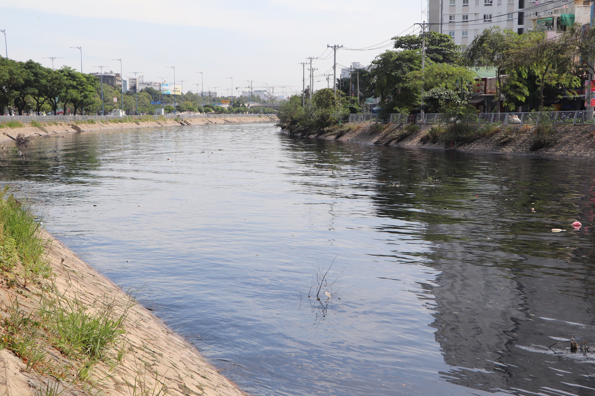 Kênh Nhiêu Lộc - Thị Nghè trơ đáy, bùn đặc sệt, mùi khó chịu - Ảnh 4.