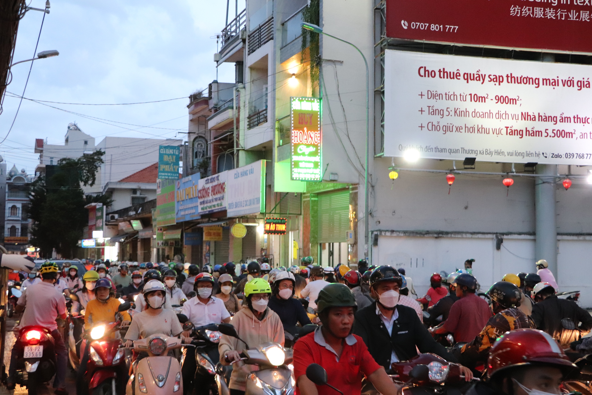 Cận cảnh xếp h&agrave;ng v&agrave;o &ocirc; trống tr&ecirc;n nhiều tuyến đường ở TP HCM - Ảnh 4.