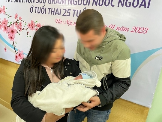 Bé trai người nước ngoài sinh non nặng 500 gr được nuôi dưỡng thành công