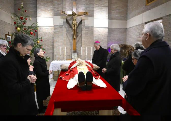 Cận cảnh lễ viếng cố Giáo hoàng Benedict XVI - Ảnh 9.