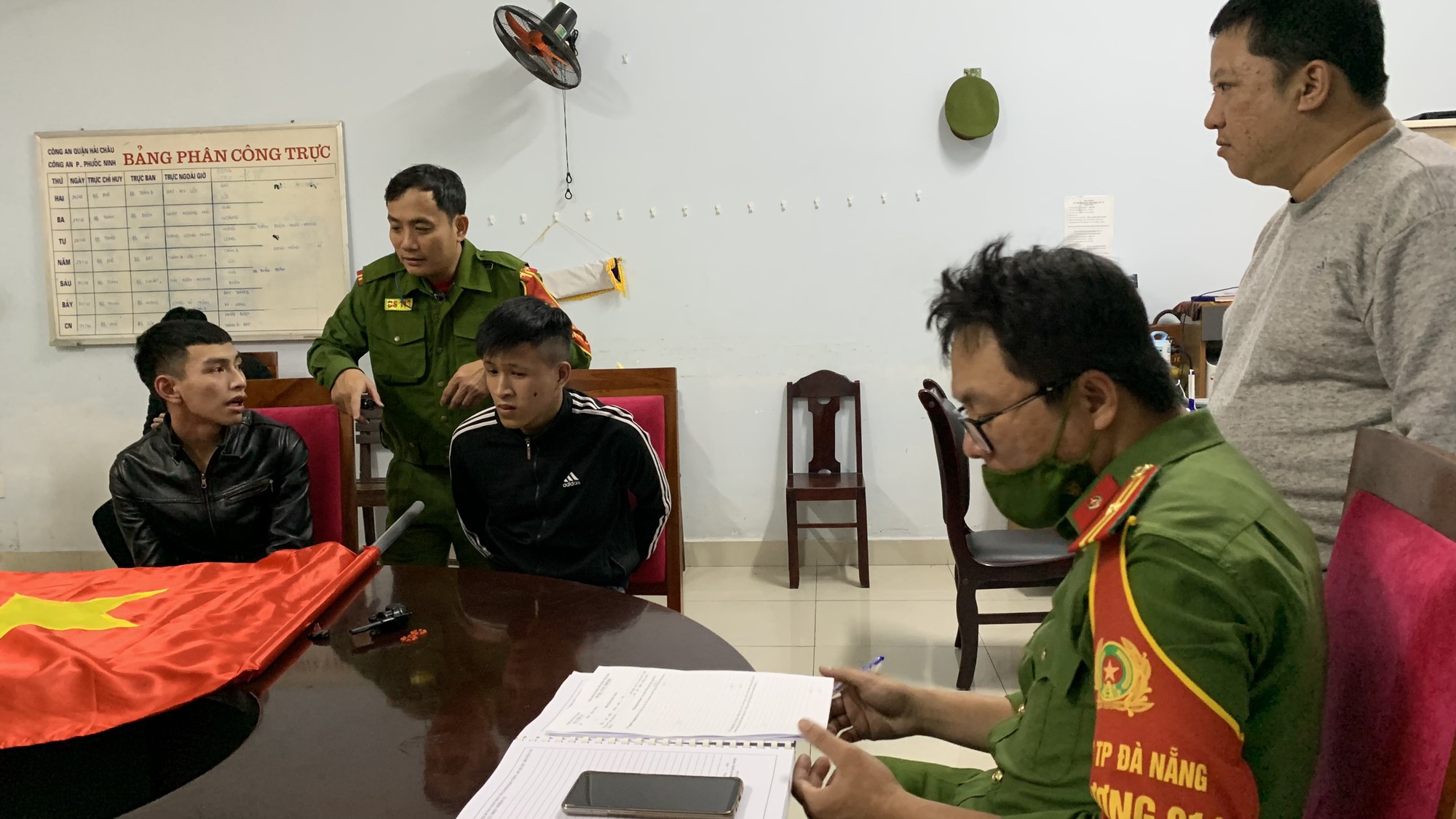 Hai thanh niên bắn súng pháo khiêu khích lực lượng đặc biệt Công an Đà Nẵng