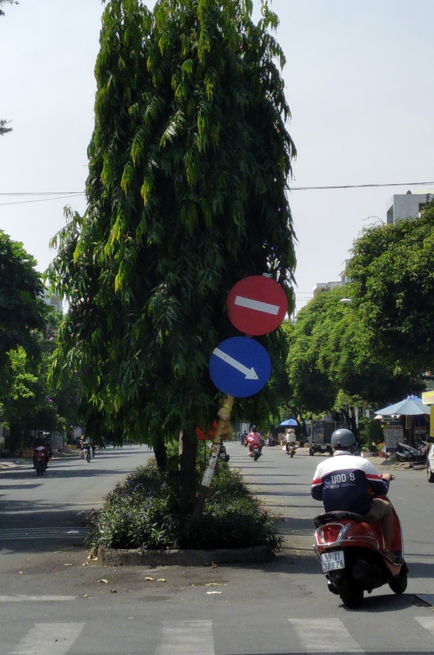 Biển báo bị nghiêng