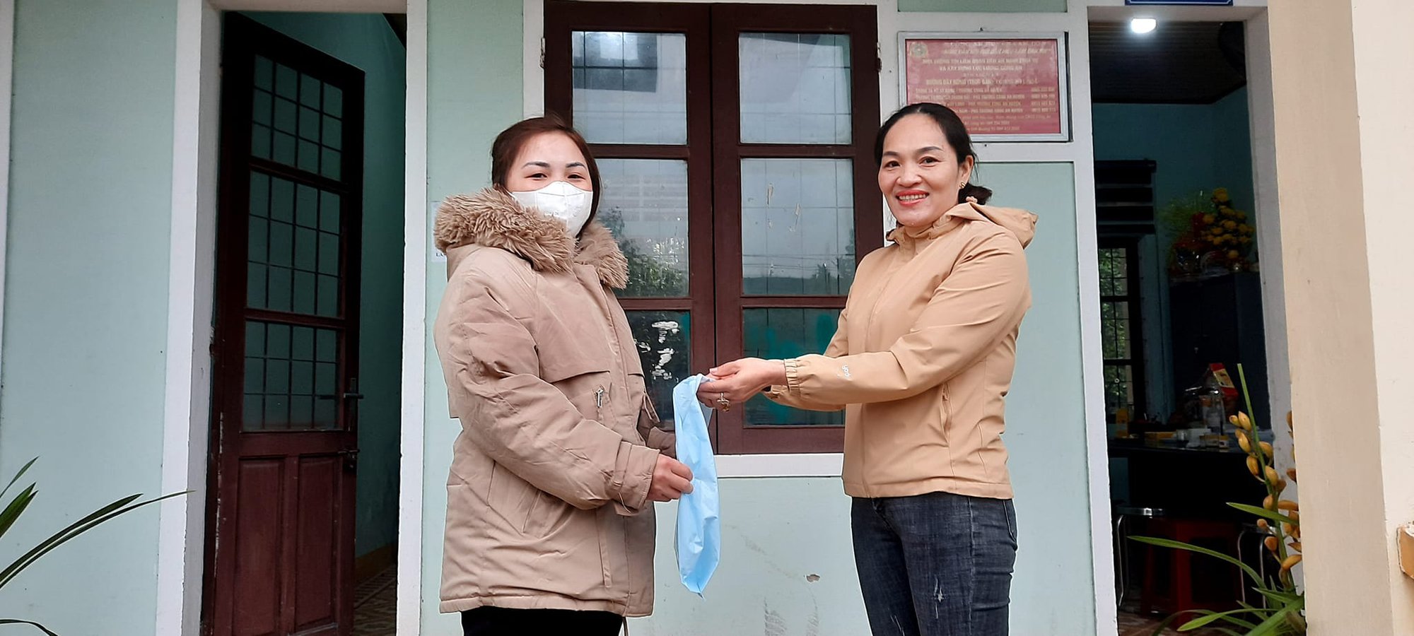 Nhặt được dây chuyền vàng cùng tiền mặt, người phụ nữ tìm người đánh rơi trả lại - Ảnh 1.