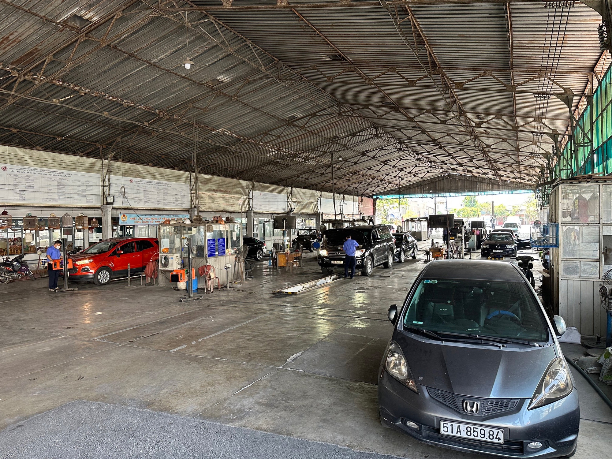 Các trung tâm đăng kiểm ở TP HCM "thoáng" sau Tết