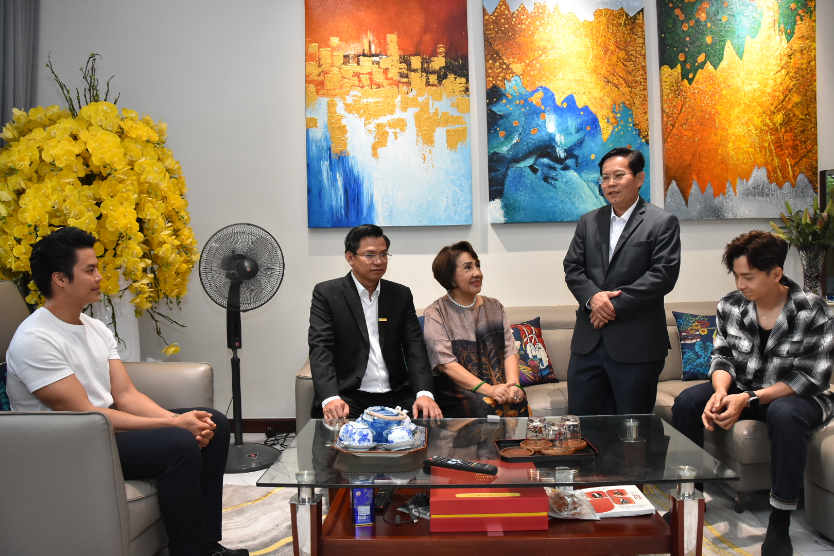 Khởi động chương trình “Mai Vàng tri ân” 2023 - Ảnh 6.