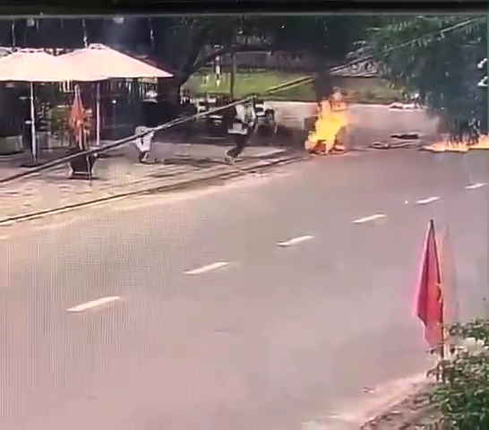 T&Ocirc;I L&Ecirc;N TIẾNG: Tạt xăng, ch&acirc;m lửa đốt người - qu&aacute; kinh khủng! - Ảnh 1.