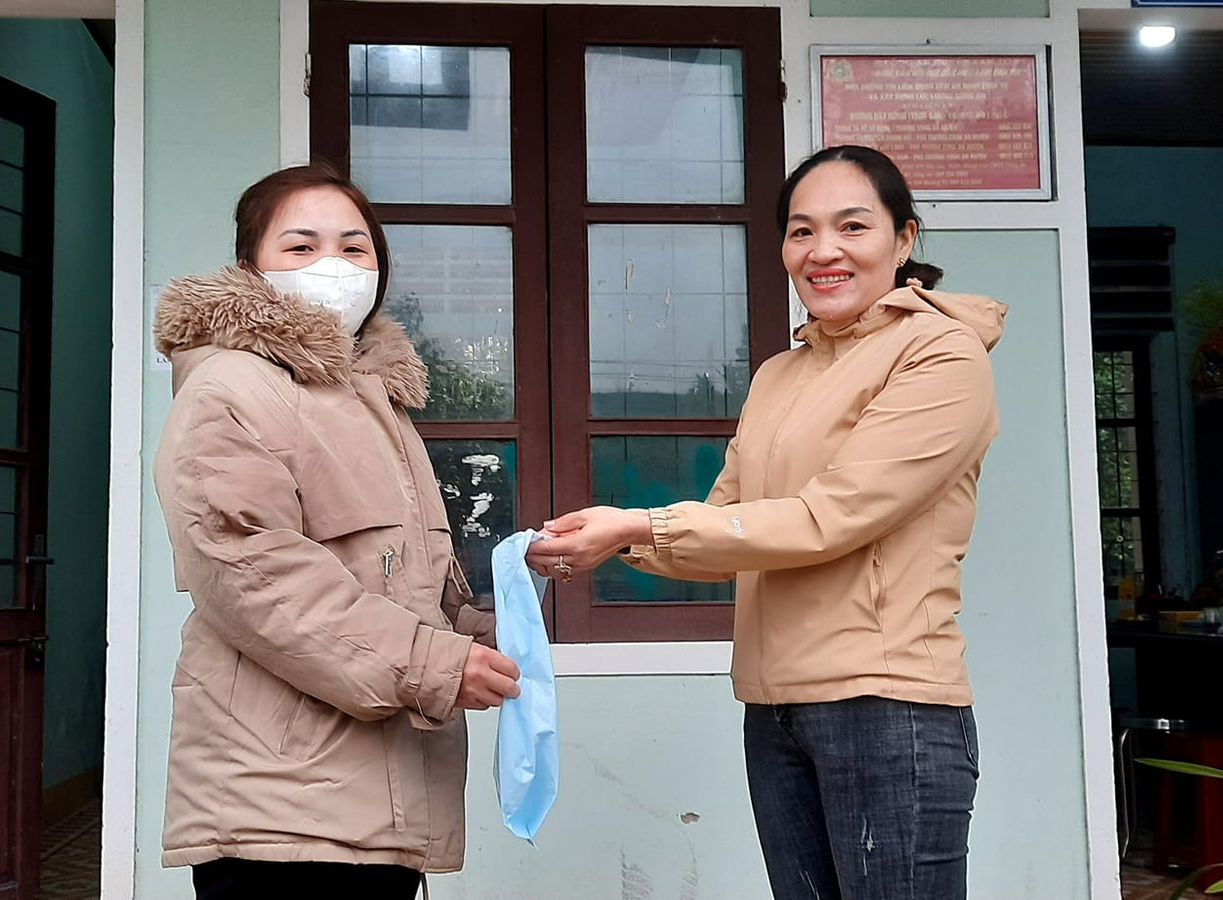 Nhặt được dây chuyền vàng cùng tiền mặt, người phụ nữ tìm người đánh rơi trả lại