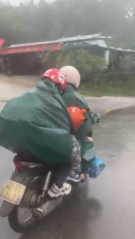 Cảm động c&ocirc; gi&aacute;o v&ugrave;ng cao đội mưa r&eacute;t chở con trở lại trường sau Tết - Ảnh 1.