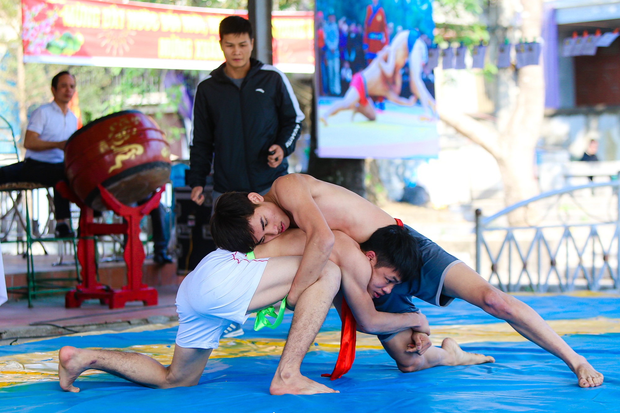 Tận mắt thấy gi&agrave; trẻ tranh t&agrave;i tại hội vật l&agrave;ng B&ugrave;ng năm Qu&yacute; M&atilde;o - Ảnh 4.