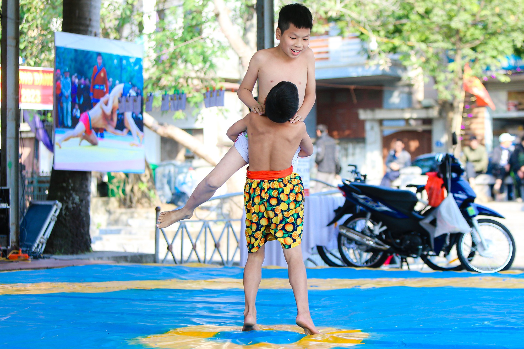 Tận mắt thấy gi&agrave; trẻ tranh t&agrave;i tại hội vật l&agrave;ng B&ugrave;ng năm Qu&yacute; M&atilde;o - Ảnh 12.