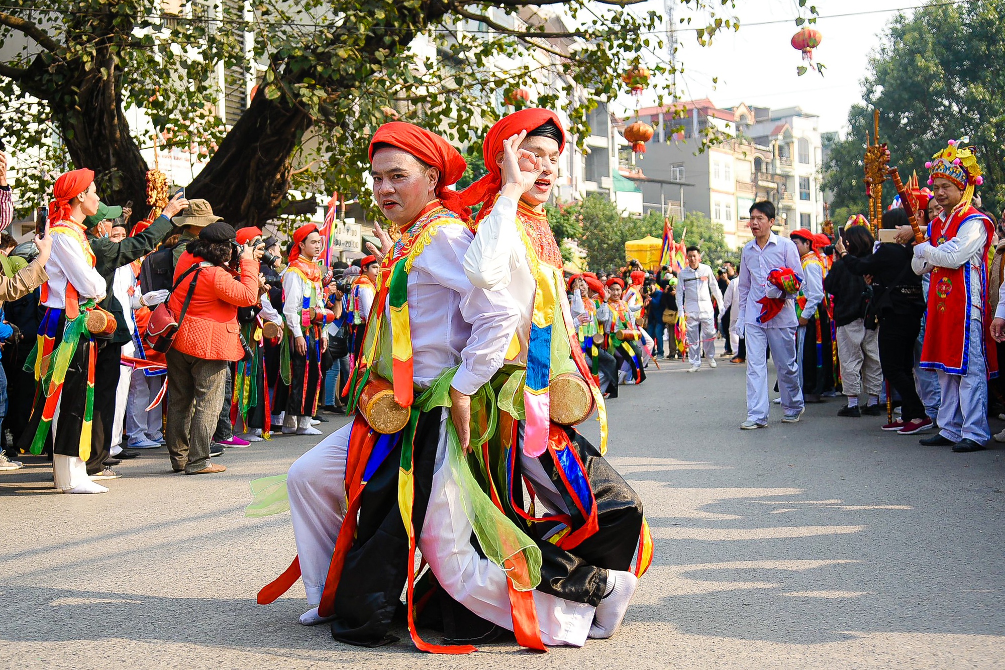 Xem trai làng Triều Khúc múa con đĩ đánh bồng giữa lòng Thủ đô - Ảnh 7.