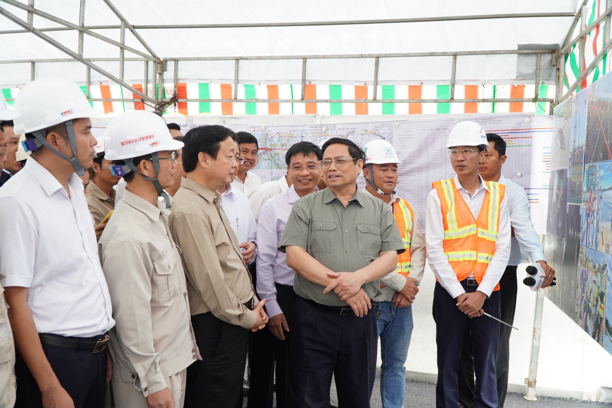 Thủ tướng kiểm tra dự &aacute;n cầu Mỹ Thuận 2  - Ảnh 2.
