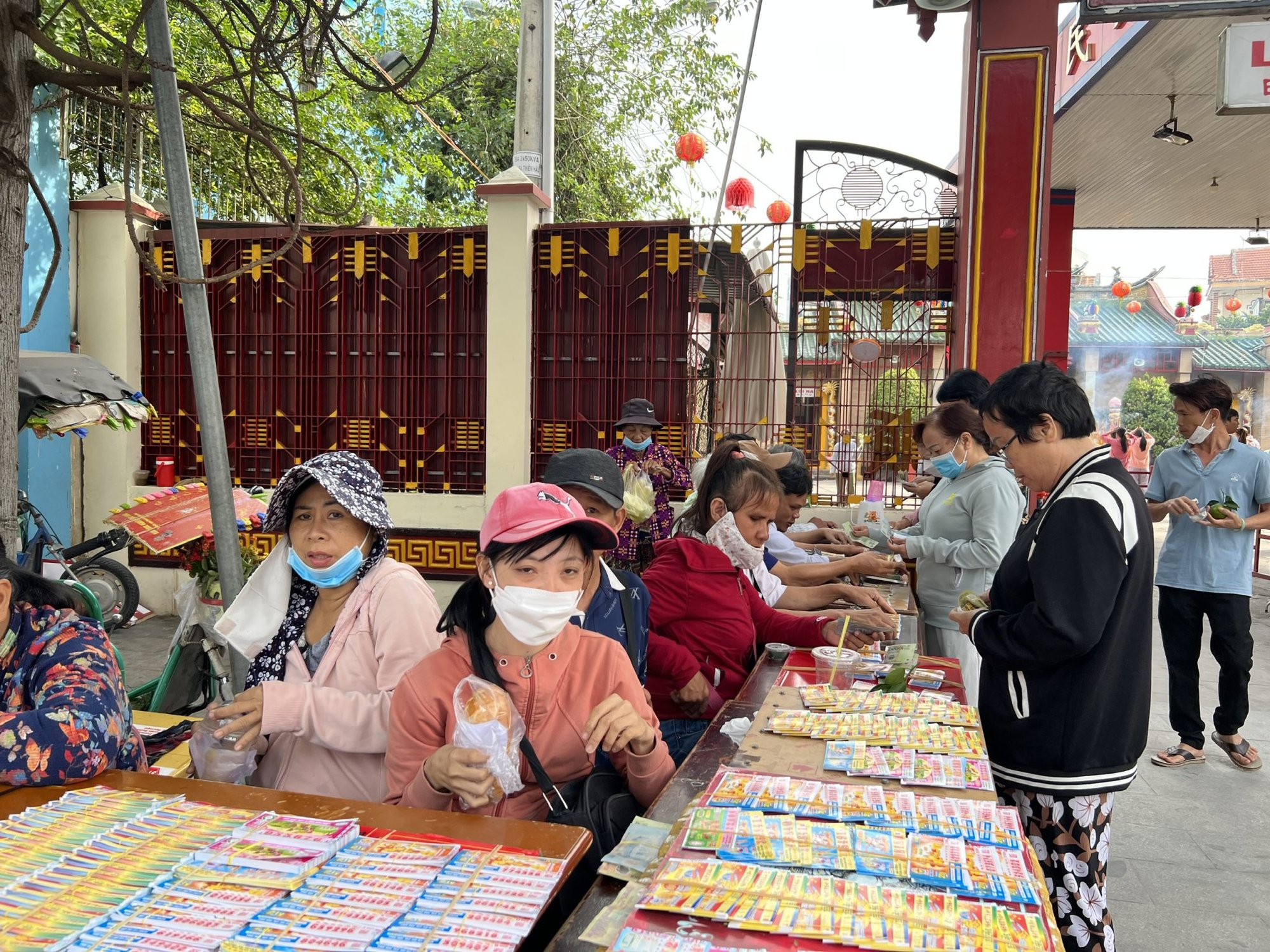 B&igrave;nh Dương: Ch&ugrave;a B&agrave; Thi&ecirc;n Hậu &iacute;t kh&aacute;ch đến viếng - Ảnh 11.