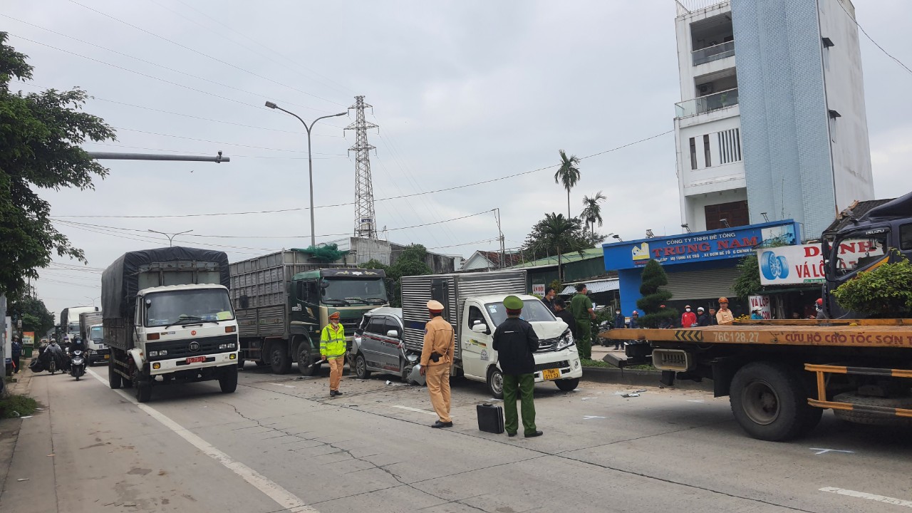 Quảng Ngãi: Tai nạn liên hoàn lúc chờ đèn đỏ, nhiều ô tô biến dạng - Ảnh 2.