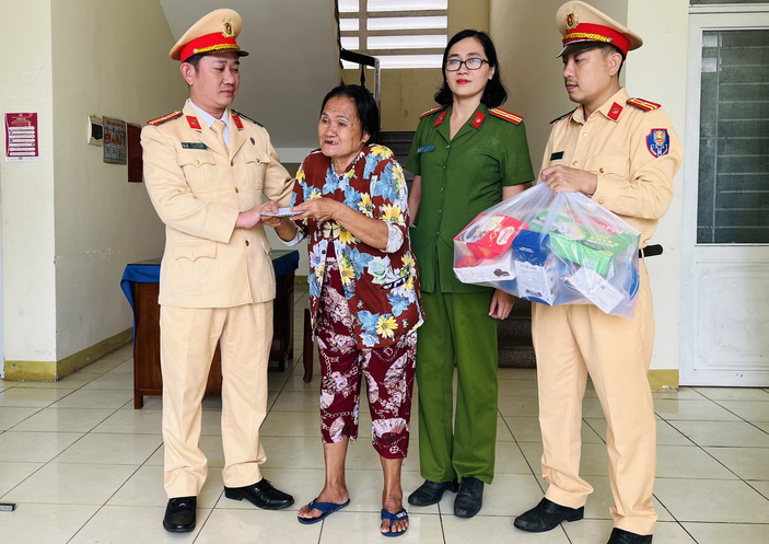 Cần lắm tình thương và sự thấu cảm