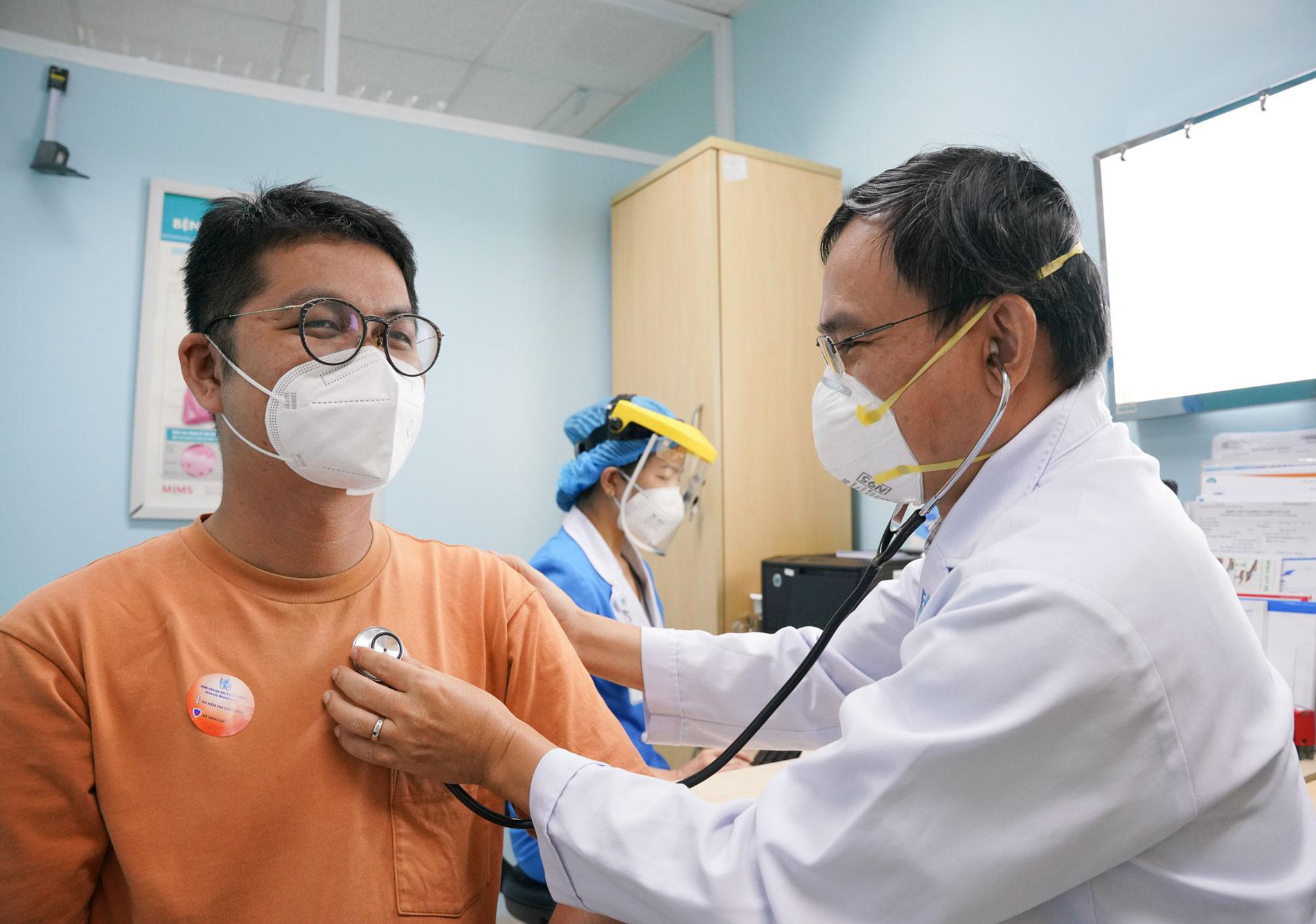 Dịch COVID-19 hôm nay: Số ca nhiễm giảm nhưng vẫn ở mức cao