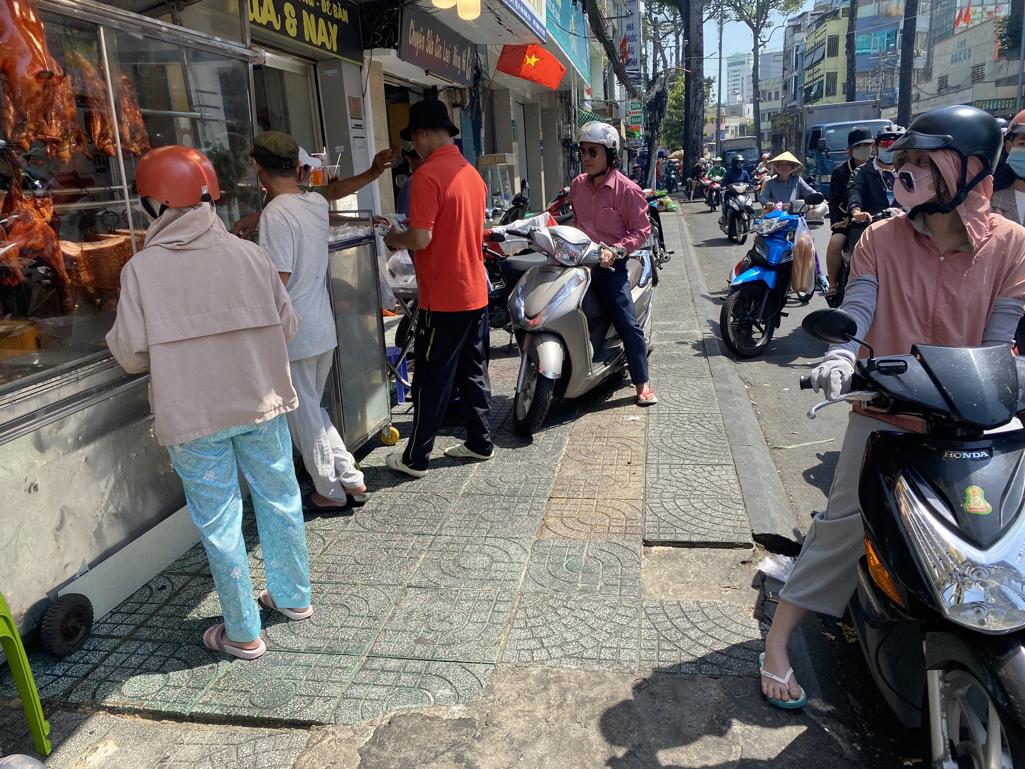 Kh&aacute;ch nườm nượp mua heo sữa quay c&uacute;ng Thần T&agrave;i, gi&aacute; cả tăng vọt  - Ảnh 1.